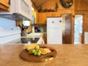 Fridge, microwave, oven, stovetop - EF Little Bear Cabin * Wifi & Satellite Access, Bbq Grill, Sleeps 4, 32 Miles to Yellowstone (Island Park)