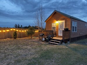 Terrace/patio - EF Little Bear Cabin * Wifi & Satellite Access, Bbq Grill, Sleeps 4, 32 Miles to Yellowstone (Island Park)