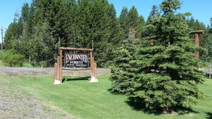 Property grounds - EF Little Bear Cabin * Wifi & Satellite Access, Bbq Grill, Sleeps 4, 32 Miles to Yellowstone (Island Park)