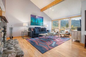 Flatskjerm-TV, peis og DVD-spiller