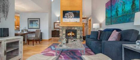 Flatscreentelevisie, een open haard en een dvd-speler