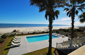 Utendørsbasseng og et oppvarmet basseng