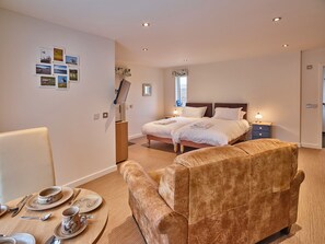 Double Room Single Use | 1 bedroom, iron/ironing board, free cribs/infant beds, free WiFi