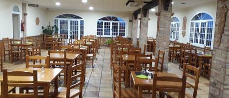 Petit déjeuner et déjeuner servis sur place, spécialités Cuisine locale