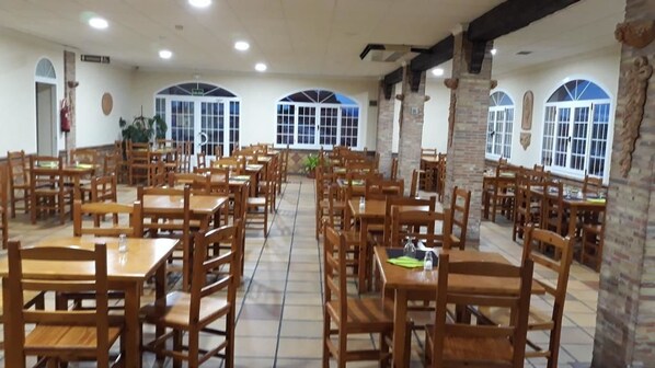 Petit déjeuner et déjeuner servis sur place, spécialités Cuisine locale