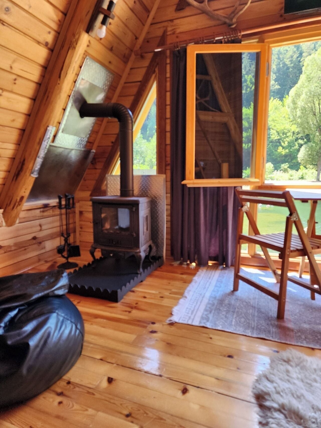 deluxe bungalow | living area | flat-screen tv