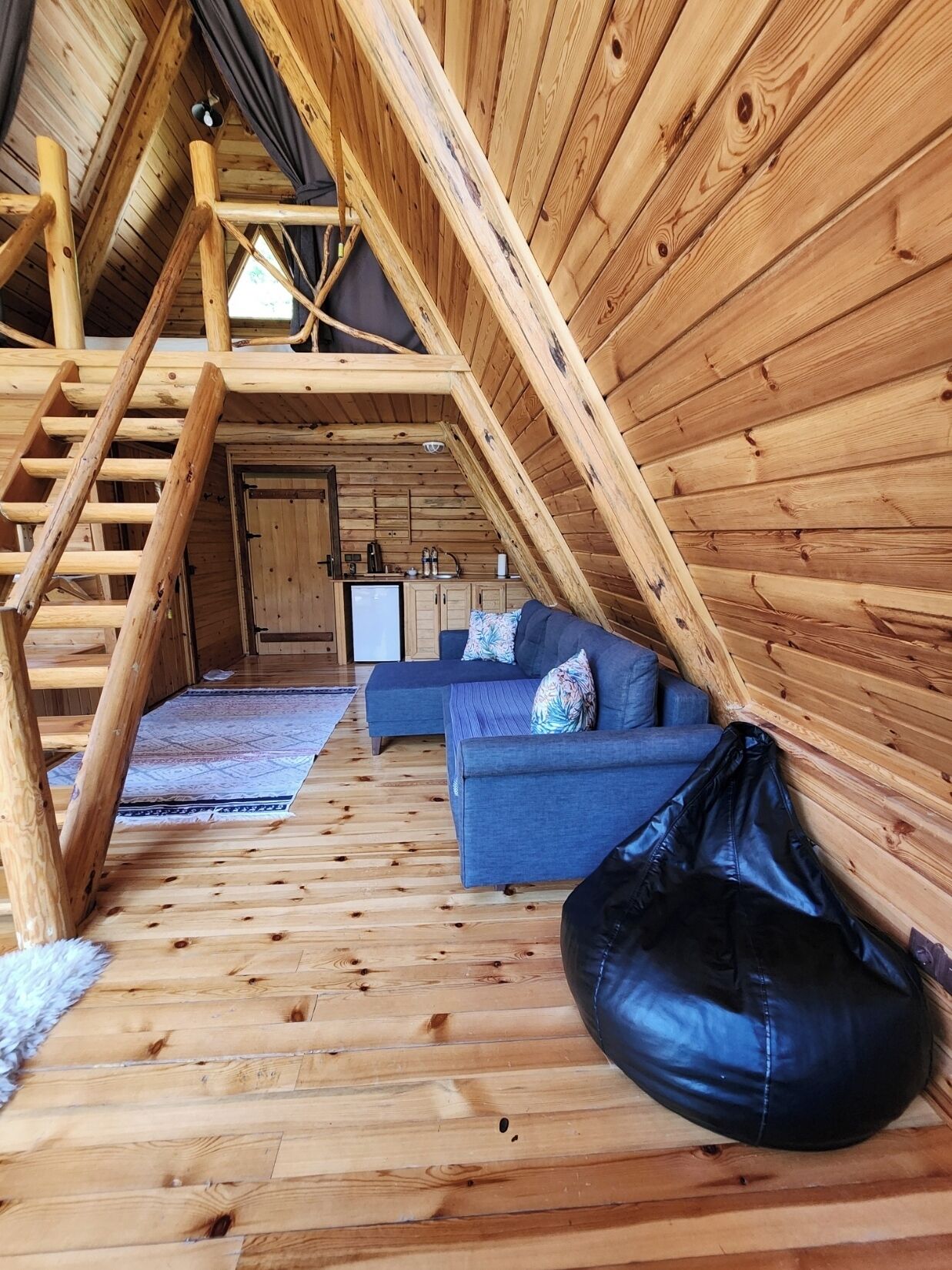 deluxe bungalow | living area | flat-screen tv