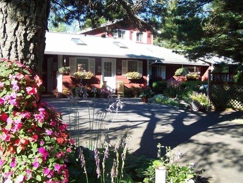 Immaculate Hummingbird Suite - One Mile from Acadia National Park