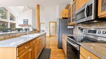 Townhome, 5 Bedrooms | Private kitchen | Microwave, dishwasher, coffee/tea maker, cookware/dishes/utensils