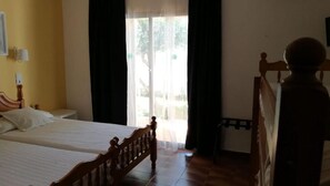 In-room safe, desk, blackout curtains, free cots/infant beds - Hotel Plaza Miami (Mont-roig del Camp)
