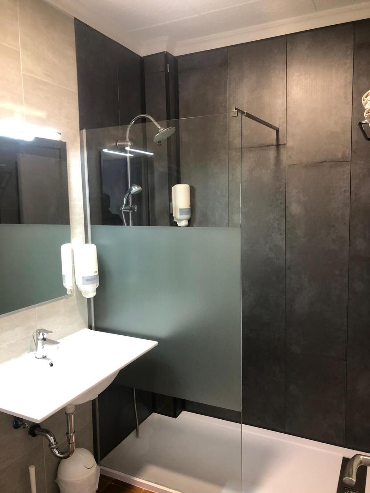 Ducha y bañera combinadas y artículos de higiene personal gratuitos