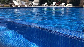 Hồ bơi ngoài trời