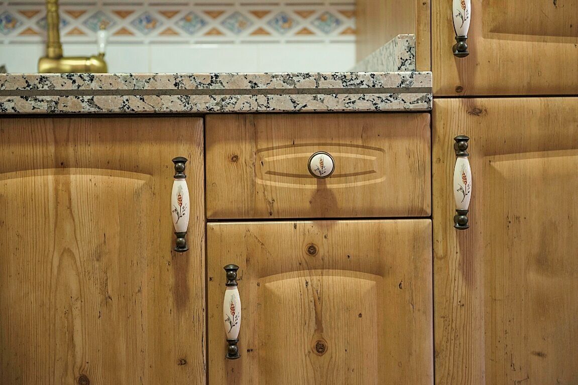 Un meuble de cuisine en bois avec un plan de travail en granit.