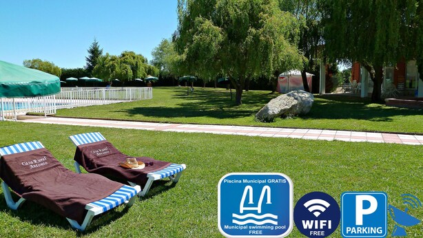 A sunny outdoor area with lounge chairs and a swimming pool. There are signs indicating free municipal swimming pool access, free WiFi, and parking. - GÎte Antonio for 6 people in Salamanca, with swimming pool and Wi-Fi connection /OFFERS (Vitigudino)