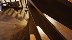 A wooden staircase with a handrail. - GÎte Antonio for 6 people in Salamanca, with swimming pool and Wi-Fi connection /OFFERS (Vitigudino)