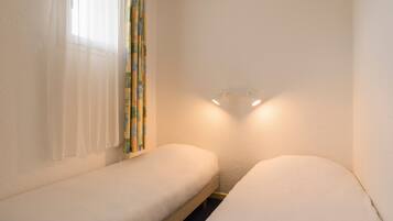 Familie vierpersoonskamer | Een bureau, geluiddichte muren, gratis wifi, beddengoed