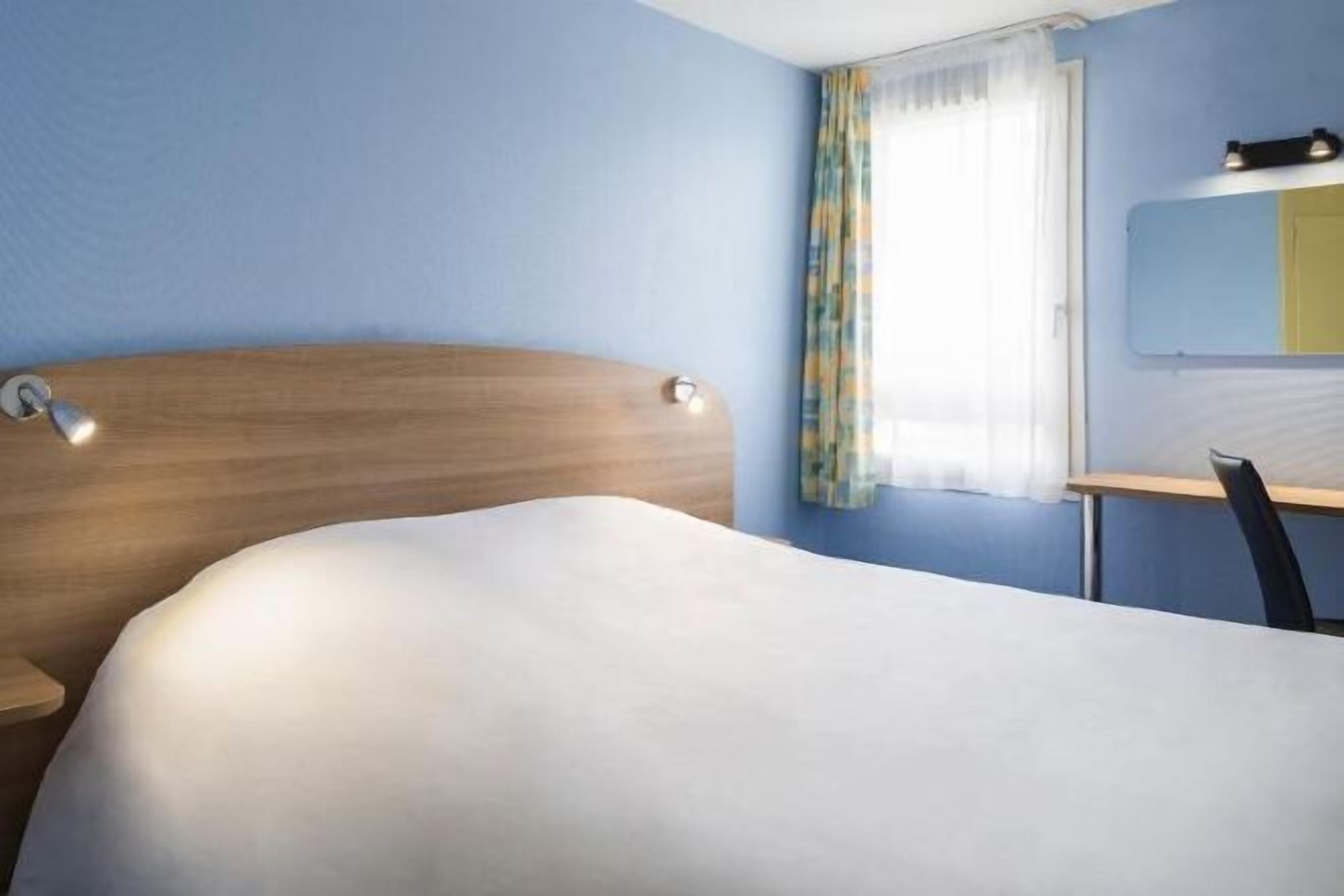 Desk, soundproofing, free WiFi, bed sheets