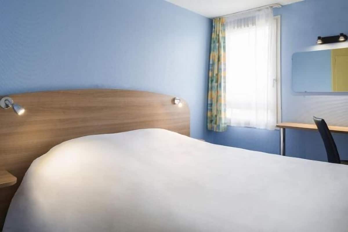 Escritorio, insonorización, wifi gratis y ropa de cama
