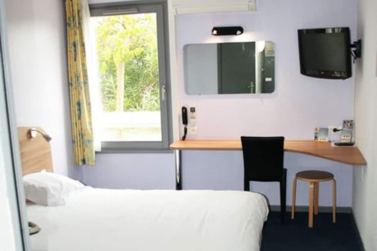 Desk, soundproofing, free WiFi, bed sheets