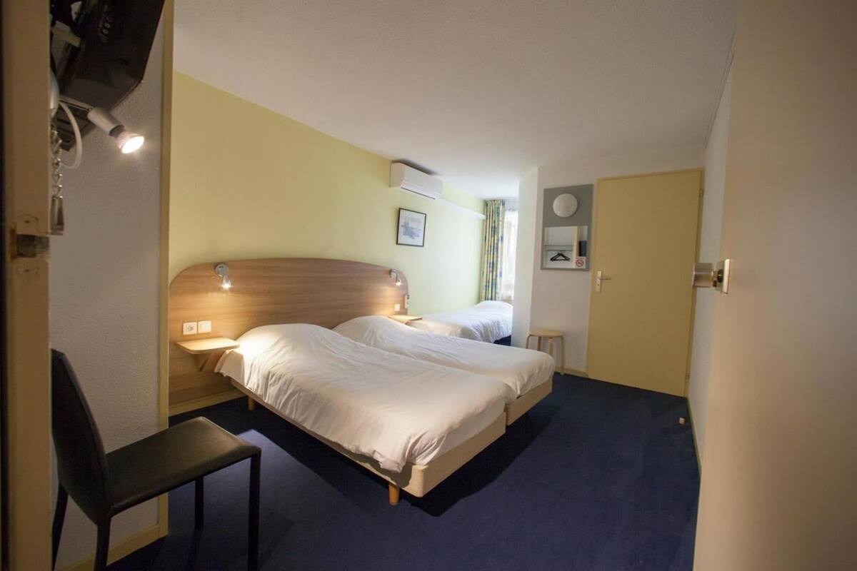 Desk, soundproofing, free WiFi, bed sheets