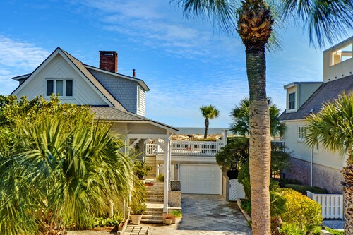 Cozy East Beach Cottage, Steps to Beach, Large Screened Porch & Pet Friendly!