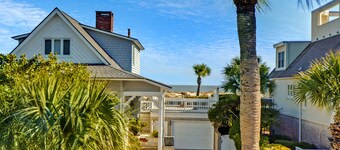 Cozy East Beach Cottage, Steps to Beach, Large Screened Porch & Pet Friendly!