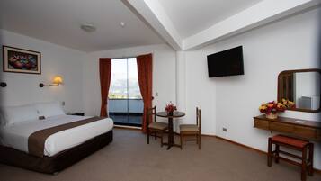 Suite – junior, 1 dobbeltseng | Minibar, safe på rommet, skrivebord og wi-fi (inkludert)