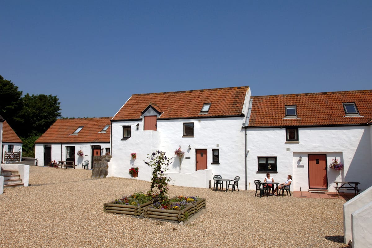 Cottage, 3 Bedrooms | In-room safe, free WiFi, bed sheets