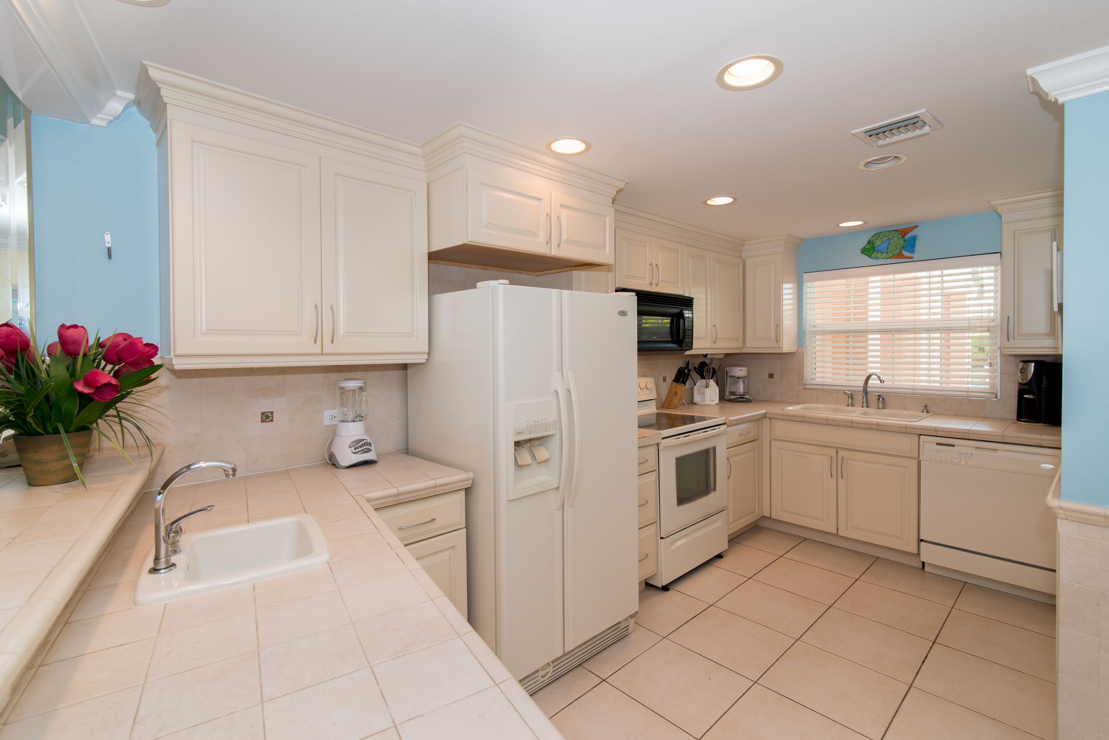 condo, 3 bedrooms, beachfront | private kitchen | full-sized fridge, microwave, oven, stovetop
