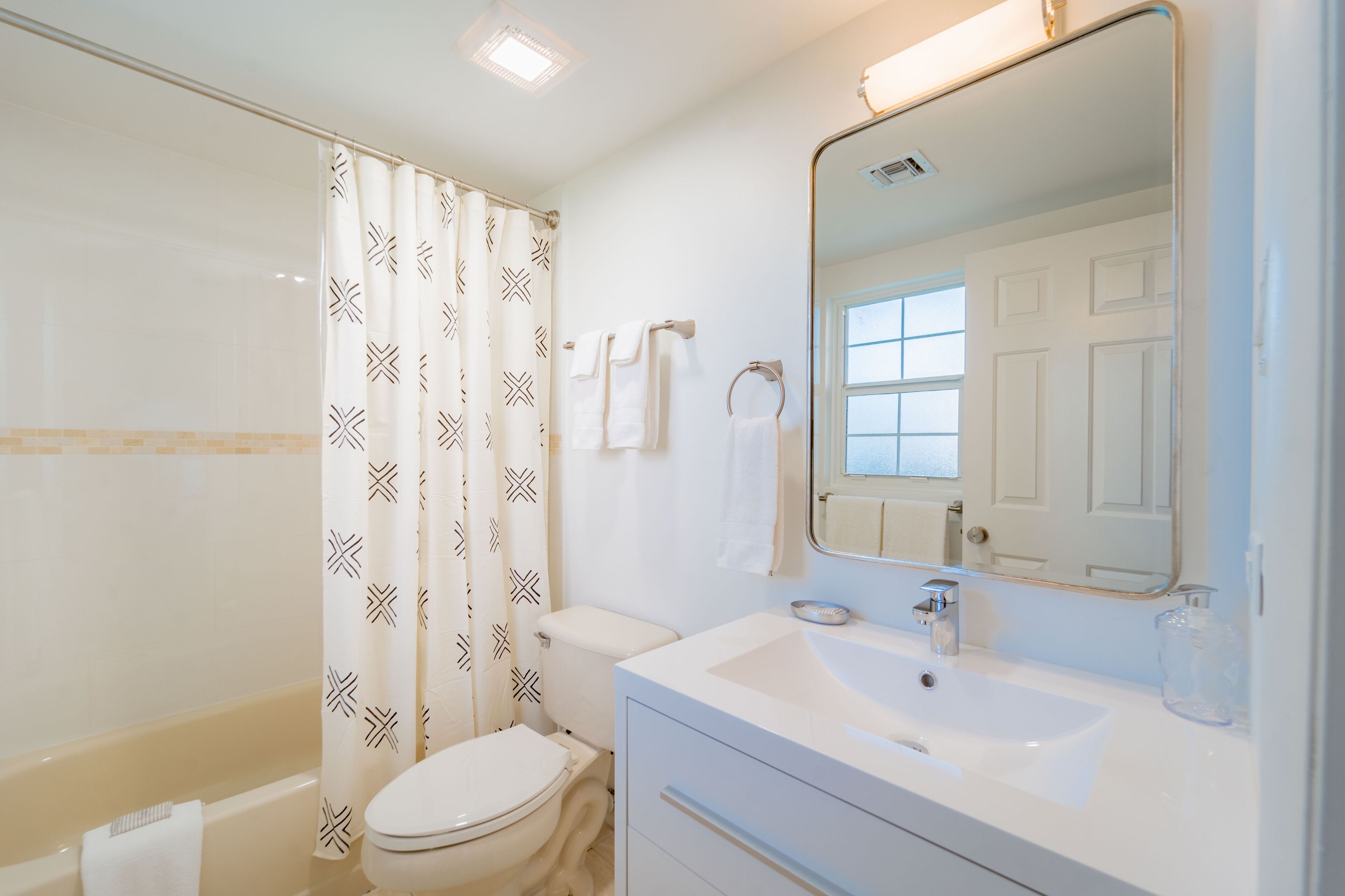 condo 3 bedroom, partial ocean view | bathroom | combined shower/bathtub, free toiletries, hair dryer, towels