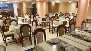 A dining area with multiple tables and chairs, arranged in a spacious layout. - Hotel Amouday (Casablanca)