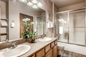 Condo, 1 chambre | Salle de bain | Serviettes fournies