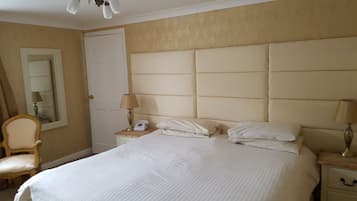 Twin Room | In-room safe, individually decorated, individually furnished, desk