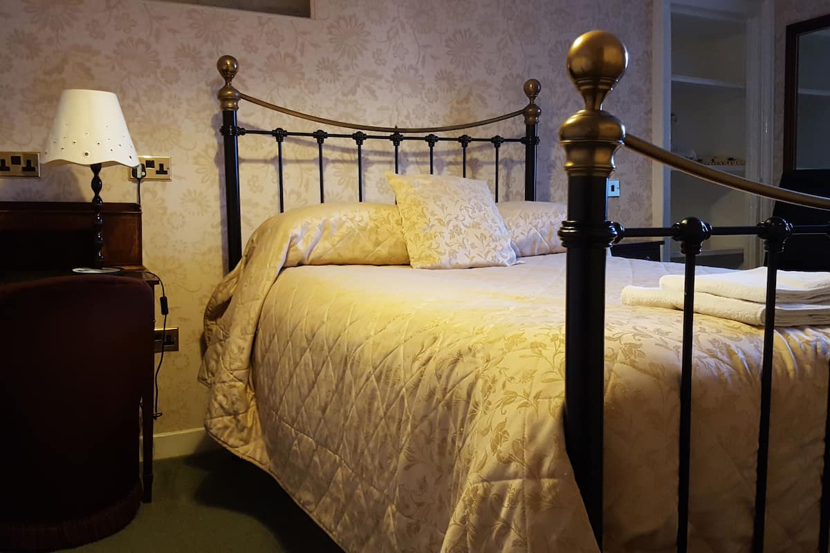 single room | in-room safe, individually decorated, individually furnished, desk