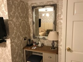 双床房 | 客房内保险箱、特色装修、特色家居、办公桌