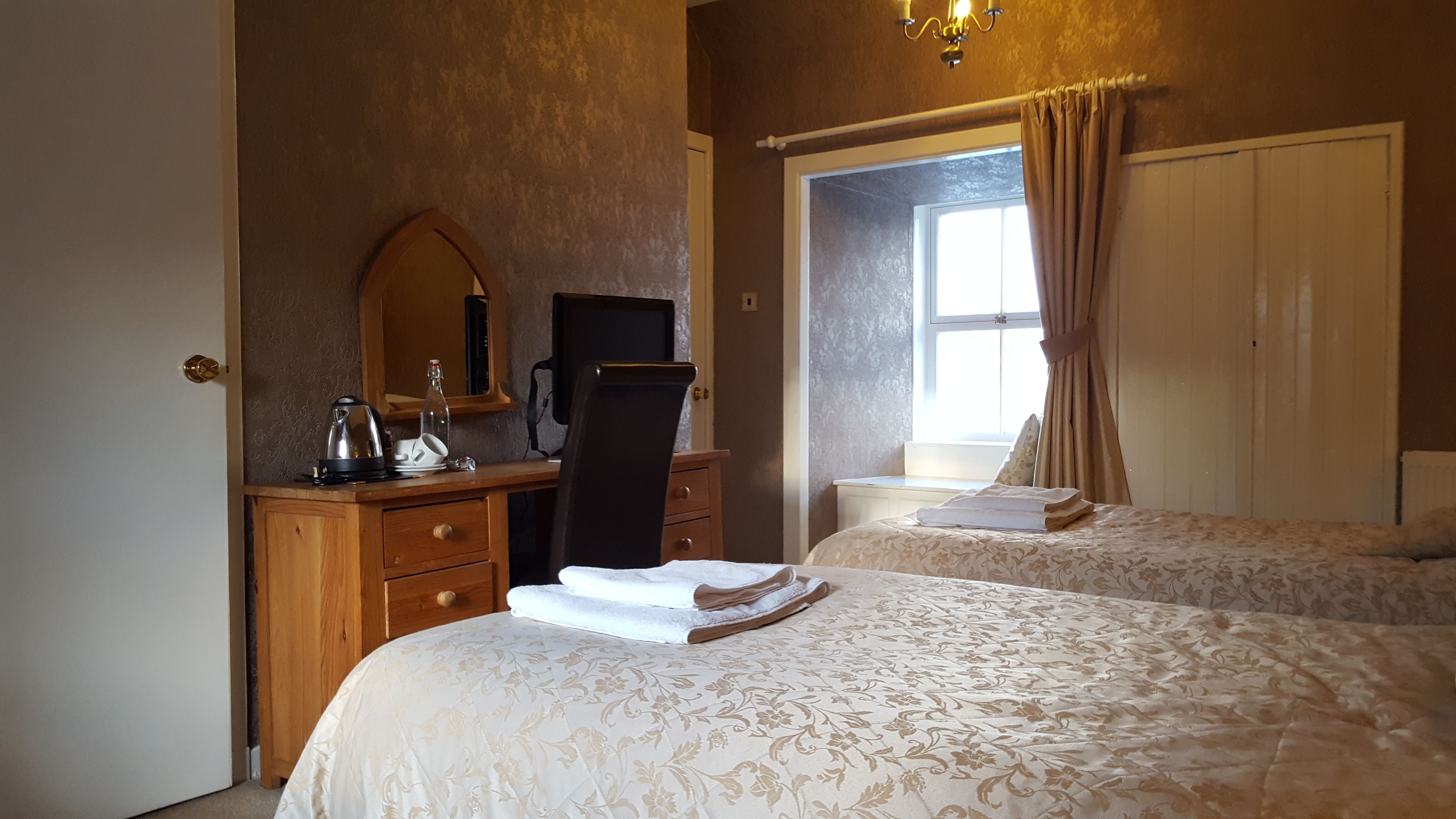 twin room | in-room safe, individually decorated, individually furnished, desk