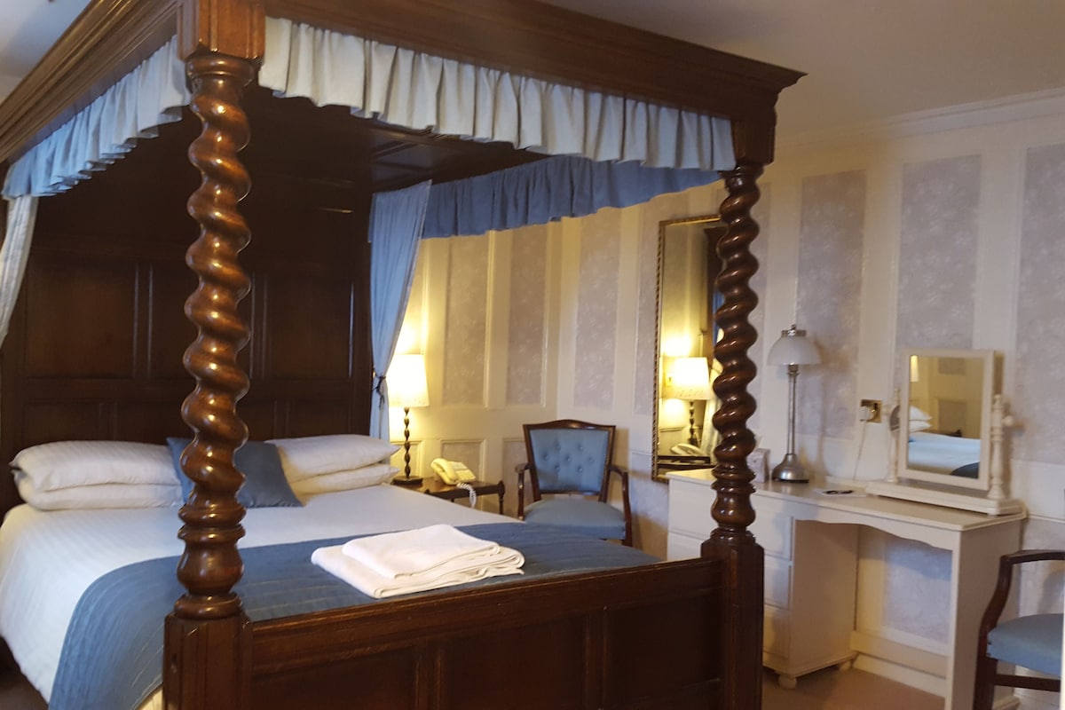 In-room safe, desk, iron/ironing board (on request), WiFi (free)