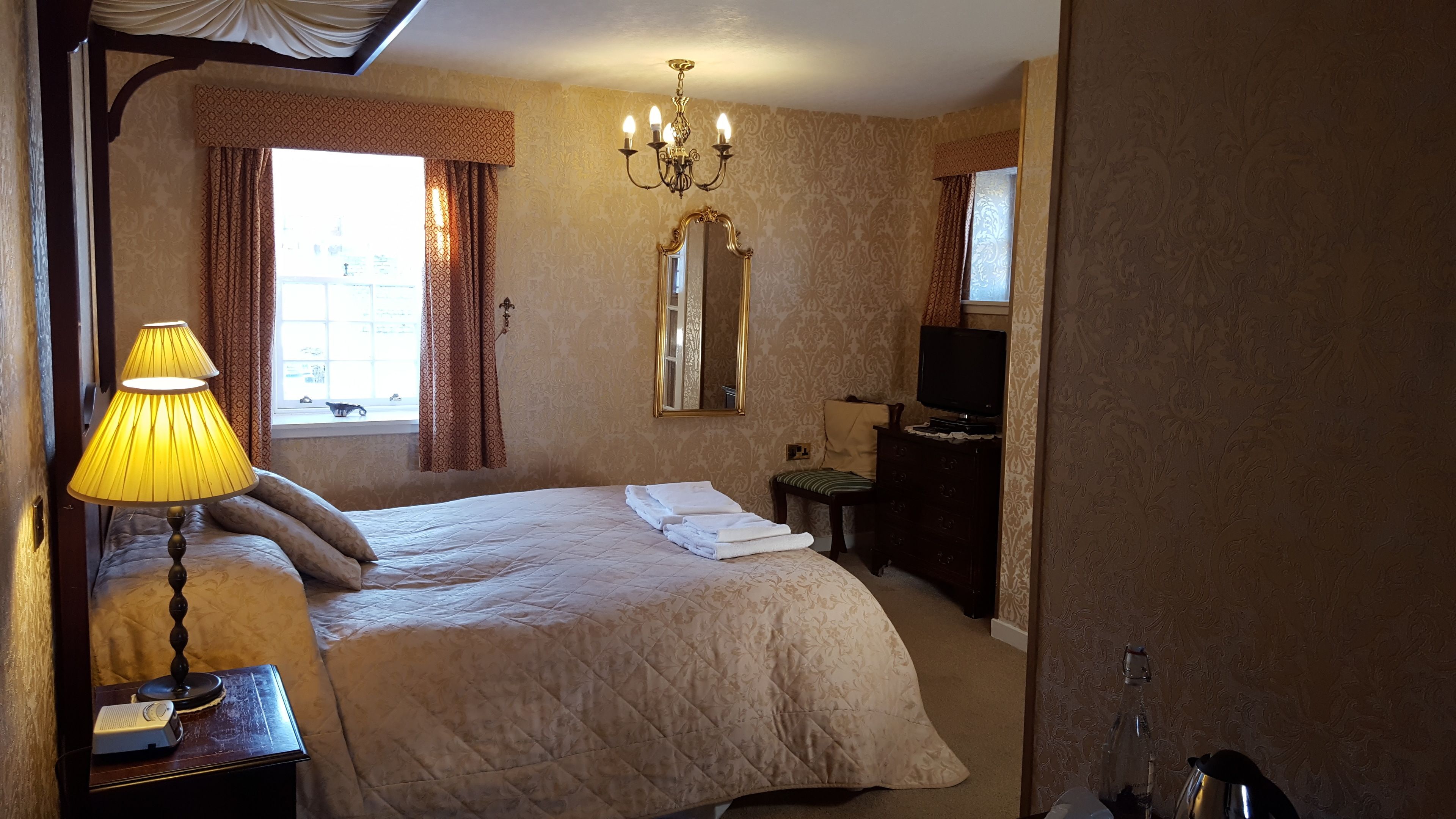 double room | in-room safe, individually decorated, individually furnished, desk