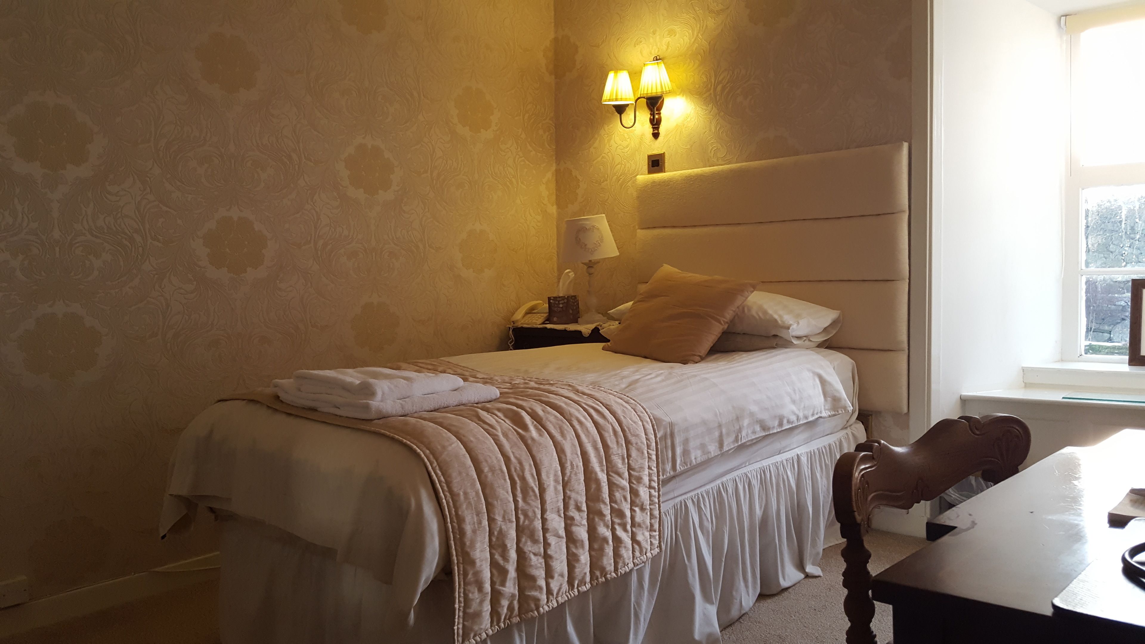 single room | in-room safe, individually decorated, individually furnished, desk