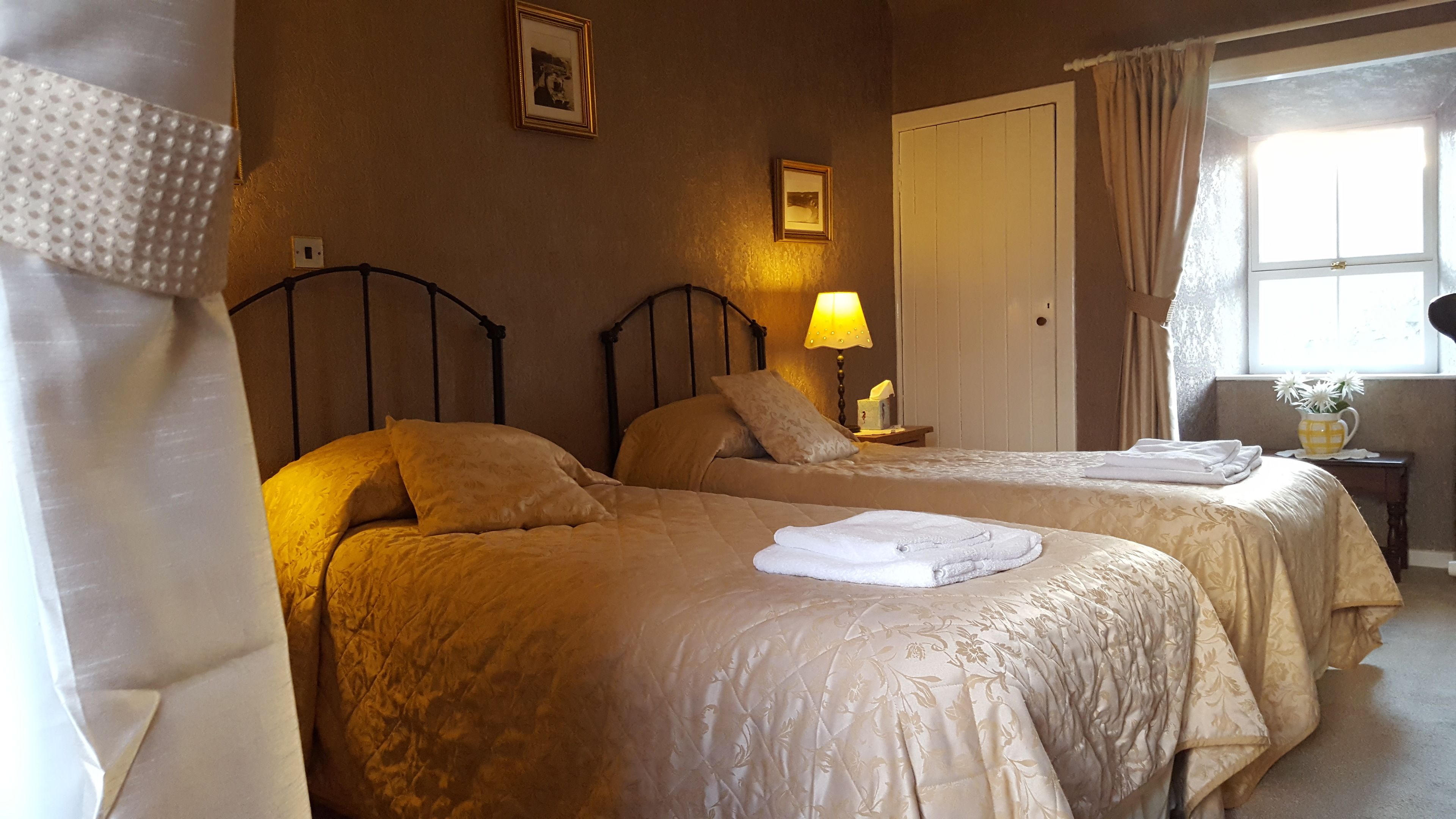 twin room | in-room safe, individually decorated, individually furnished, desk