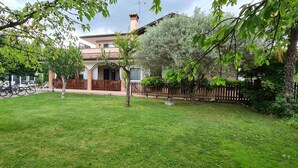 A house with a front yard, a wooden fence, and a tree. - Bed & Breakfast Isonzo (Turriaco)