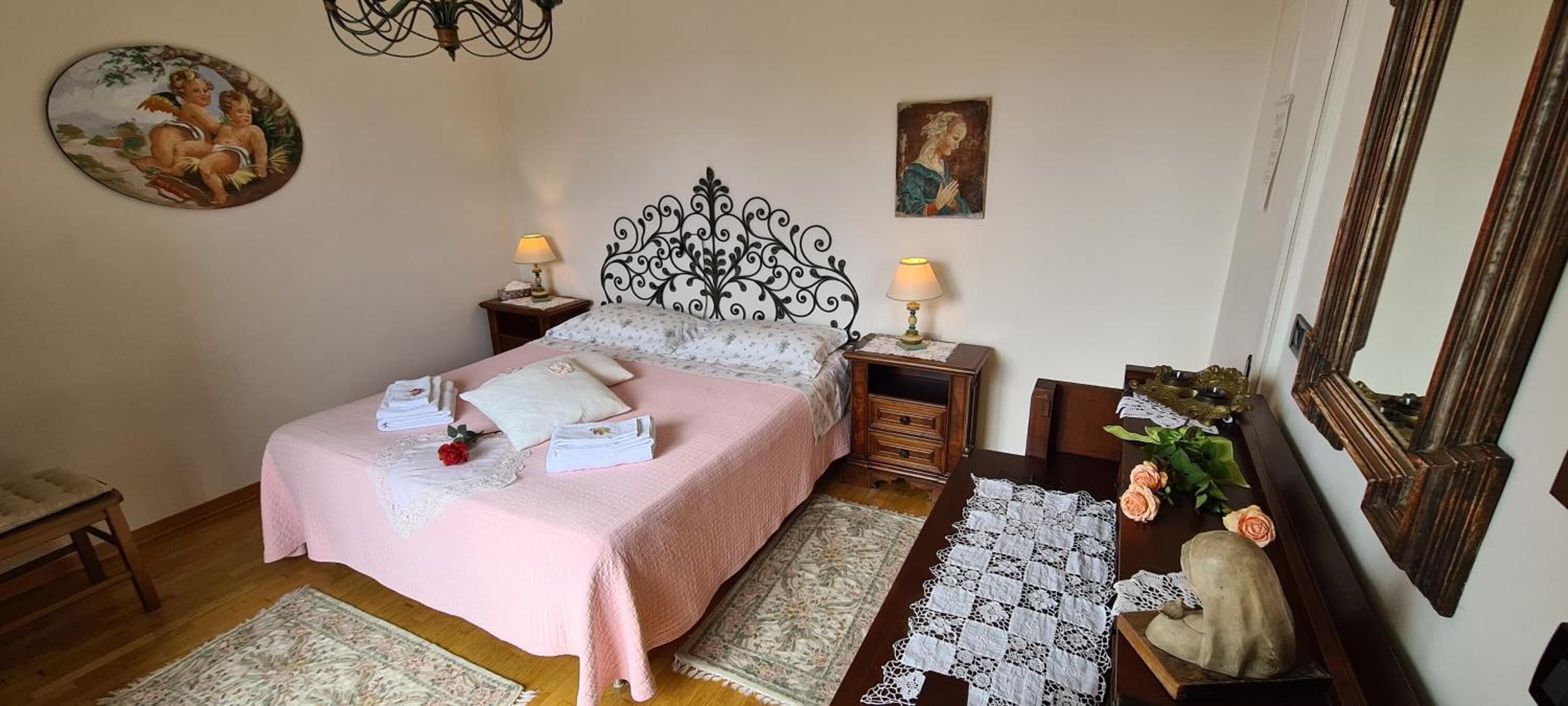 Hochwertige Bettwaren, Schreibtisch, Babybetten, Zustellbetten