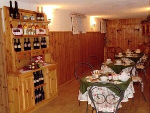 Café da manhã com buffet todos os dias (EUR 5 por pessoa) 