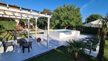 Una piscina al aire libre de temporada