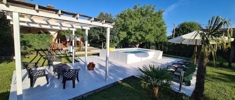 시즌별로 운영되는 야외 수영장