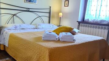 Biancheria da letto di alta qualità, una scrivania