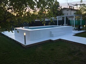 Una piscina al aire libre de temporada
