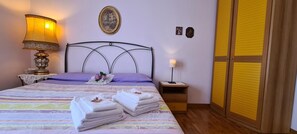 Ropa de cama de alta calidad, escritorio, cunas (de pago)