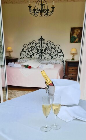 Bộ đồ giường cao cấp, bàn, nôi/giường cho trẻ sơ sinh (phụ phí)