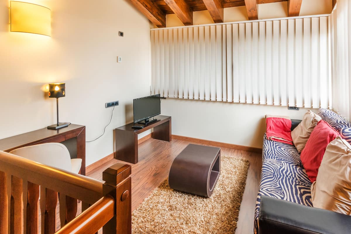 suite | living area | flat-screen tv